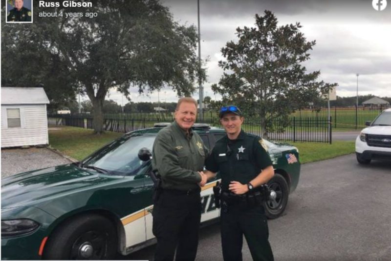 The heroic deputy warmed and comforted a cute dog: the generous man  stood until the aid arrived